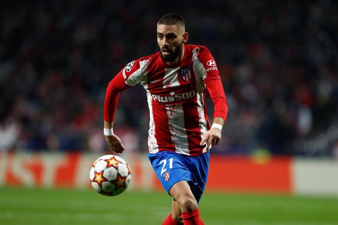 Archivo - El jugador del Atlético de Madrid Yannick Carrasco, durante un partido de Champions ante el Milan.