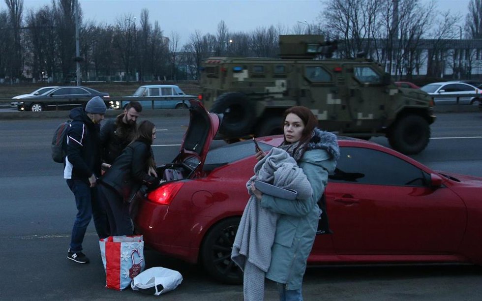 Una familia intenta huir de Kiev.