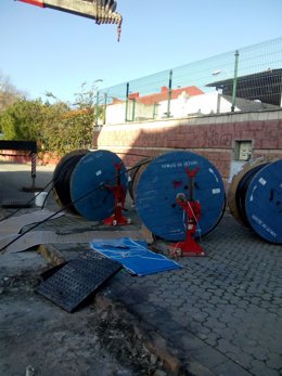 Archivo - Imagen de una actuación de Endesa en el barrio del Polígono Sur de Sevilla.