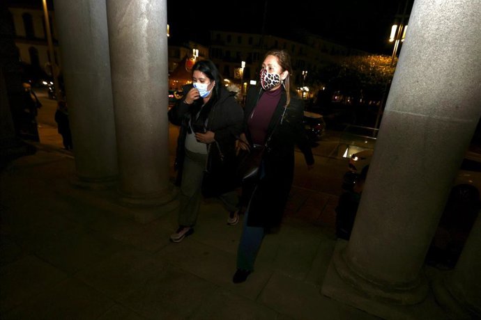Familiares de los desaparecidos del buque hundido a su llegada a una reunión con el director de la Marina Mercante, Benito Núñez, en la Subdelegación del Gobierno, a 24 de febrero de 2022, en Pontevedra, Galicia (España). Los familiares de la tripulació