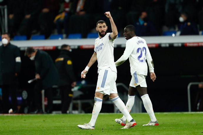 Archivo - Karim Benzema of Real Madrid celebrates a goal with teammates during the Spanish League, La Liga Santander, football match played between Real Madrid and Valencia CF at Santiago Bernabeu stadium on January 08, 2022, in Madrid, Spain.