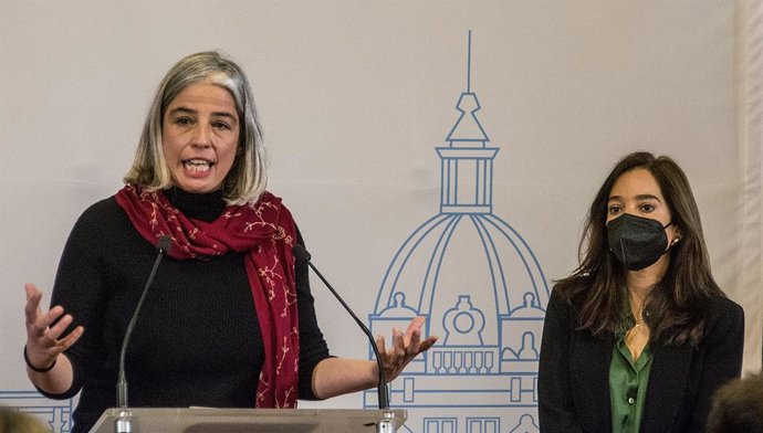 La portavoz de la Marea Atlántica, María García, y la alcaldesa de A Coruña, este viernes en la presentación de los presupuestos municipales
