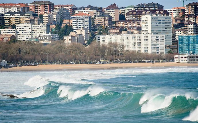 Fuerte oleaje en el mar Cantábrico, a 25 de febrero de 2022, en Santander, Cantabria (España). La Agencia Estatal de Meteorología (AEMET) ha activado la alerta naranja por fenómenos costeros para el día de hoy en el litoral cántabro. A esto, hay que sum