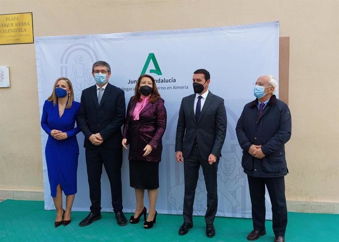 En el centro, la consejera de Agricultura, Carmen Crespo, acompañada del alcalde de Adra, Manuel Cortés, el presidente de la Diputación, Javier Aureliano García,  la delegada de la Junta, Maribel Sánchez, y el subdelegado de Gobierno, Manuel de la Fuent