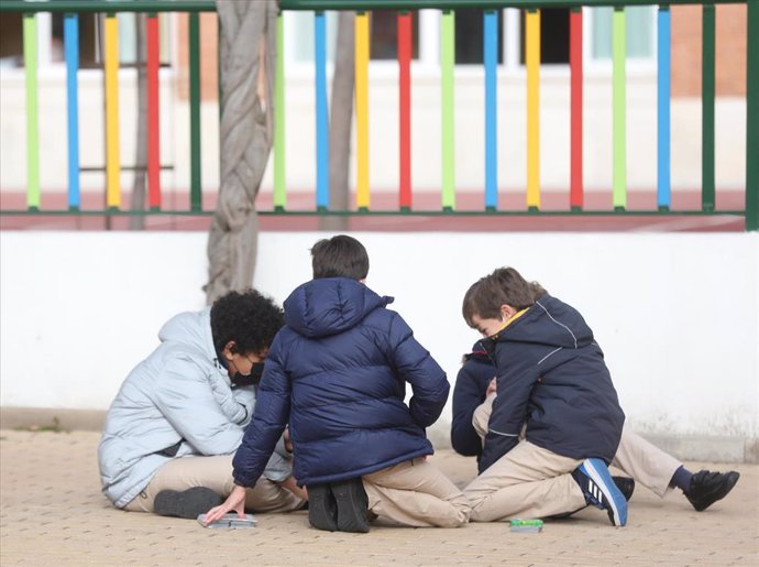 Archivo - Varios niños juegan en el recreo durante el primer día de clase presencial tras la Navidad, en el Colegio Privado Alameda de Osuna, a 10 de enero de 2022, en Madrid, (España). 