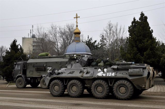 Un vehículo blindado de transporte de personal BTR-82 es visto en Armyansk, en el norte de Crimea, Rusia.