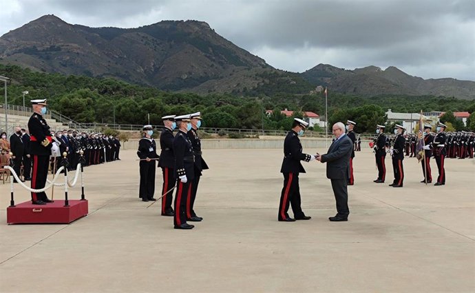 José Luis Mendoza, reconocido como 'Amigo de Infantería de Marina'