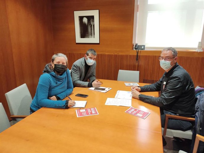 La Federación de Enseñanza de CCOO Aragón se reúne con el portavoz de IU en las Cortes autonómicas, Álvaro Sanz.
