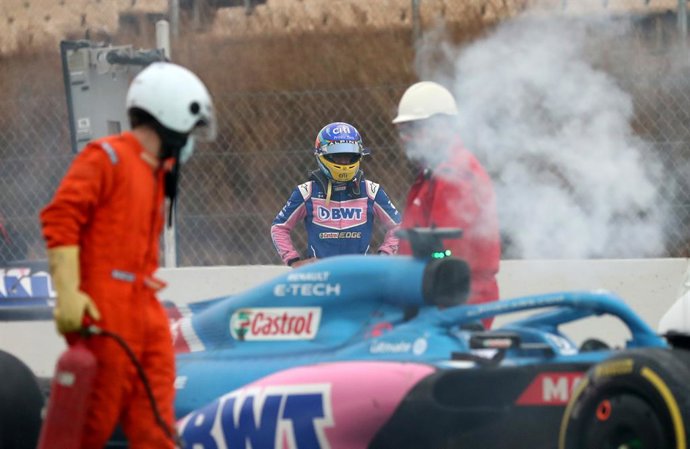 25 February 2022, Spain, Barcelona: Spanish F1 driver Fernando Alonso of Alpine-Renault (C) reacts to his car breaking down after skidding off the track on the third day of the Formula One pre-season testing at the Circuit de Barcelona-Catalunya. Photo: