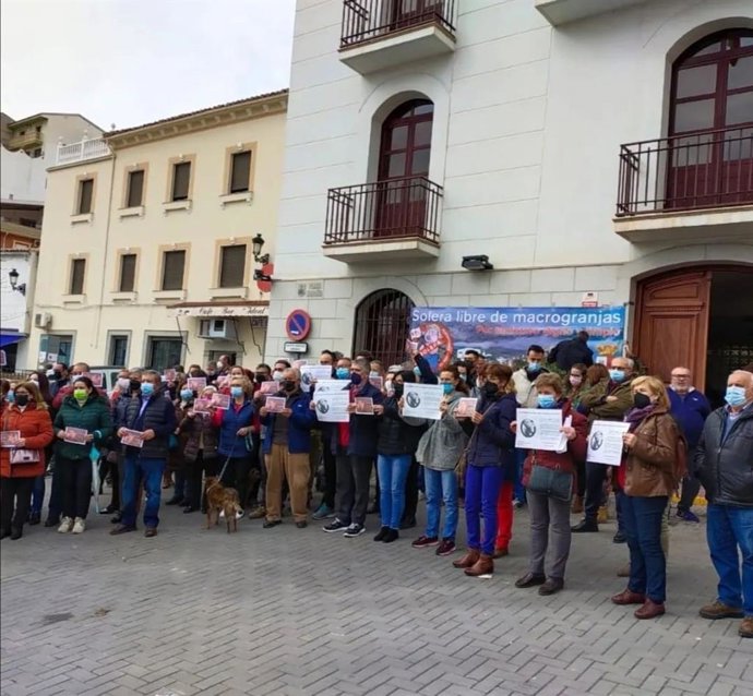 Concentración contra la macrogranja.