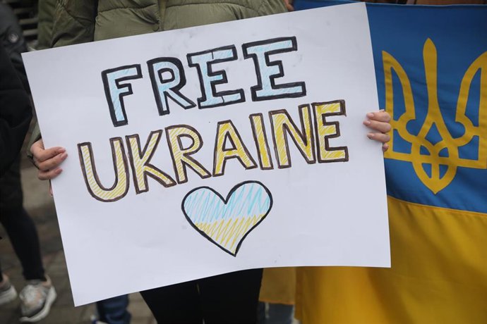 Un cartel en el que se lee: 'Free Ucrania'. 