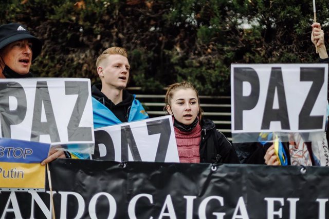 Varias personas protestan por los ataques a Ucrania ante el Parlamento Europeo, a 25 de febrero de 2022, en Madrid (España). Los participantes protestan por los ataques registrados desde la madrugada del 24 de febrero en territorio ucraniano por parte de 