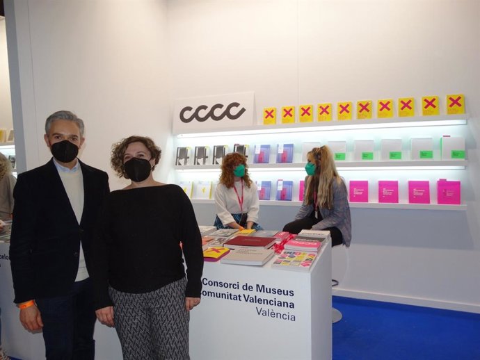 La secretaria autonómica de Cultura de la Generalitat Valenciana, Raquel Tamarit, y el director del Consorci de Museus de la Comunitat Valenciana (CMCV) y del Centre del Carme Cultura Contempornia (CCCC), José Luis Pérez Pont, en su visita a ARCO