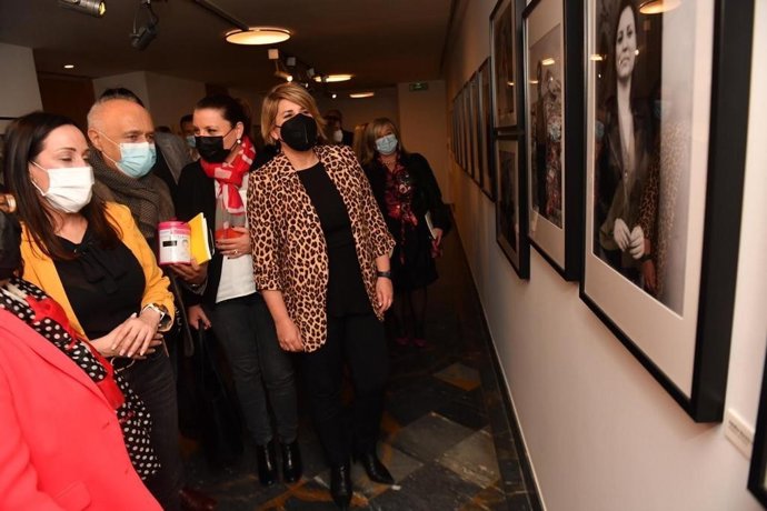 La alcaldesa de Cartagena, Noelia Arroyo, inaugurando la exposición