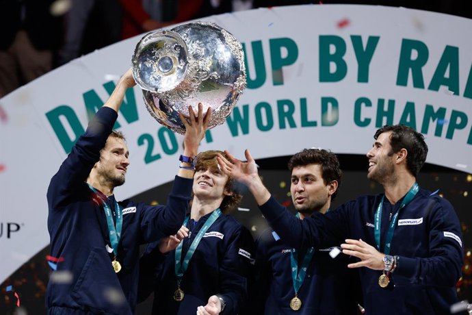 Archivo - Daniil Medvedev, Andrey Rublev, Aslan Karastev, Karen Khachanov, Evgeny Donskoy of Russia celebrate with the winners trophy during the Davis Cup Finals 2021, Final, tennis match played between Russia and Croatia at Madrid Arena pabilion on Dec