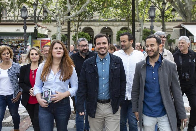 Archivo - Serrano y González Rojas en una imagen de archivo de una visita de Alberto Garzón