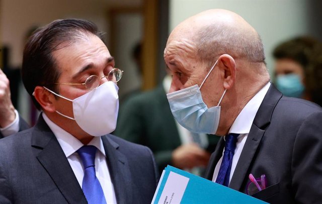 El ministro de Asuntos Exteriores, José Manuel Albares, con su homólogo de Francia, Jean-Yves Le Drian, durante una reunión en Bruselas