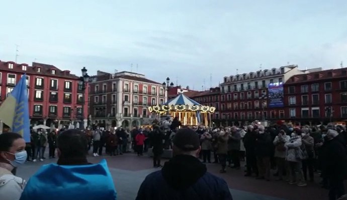 Ucrania.- Varios cientos de personas muestran su rechazo a la guerra en Ucrania en la Plaza Mayor de Valladolid