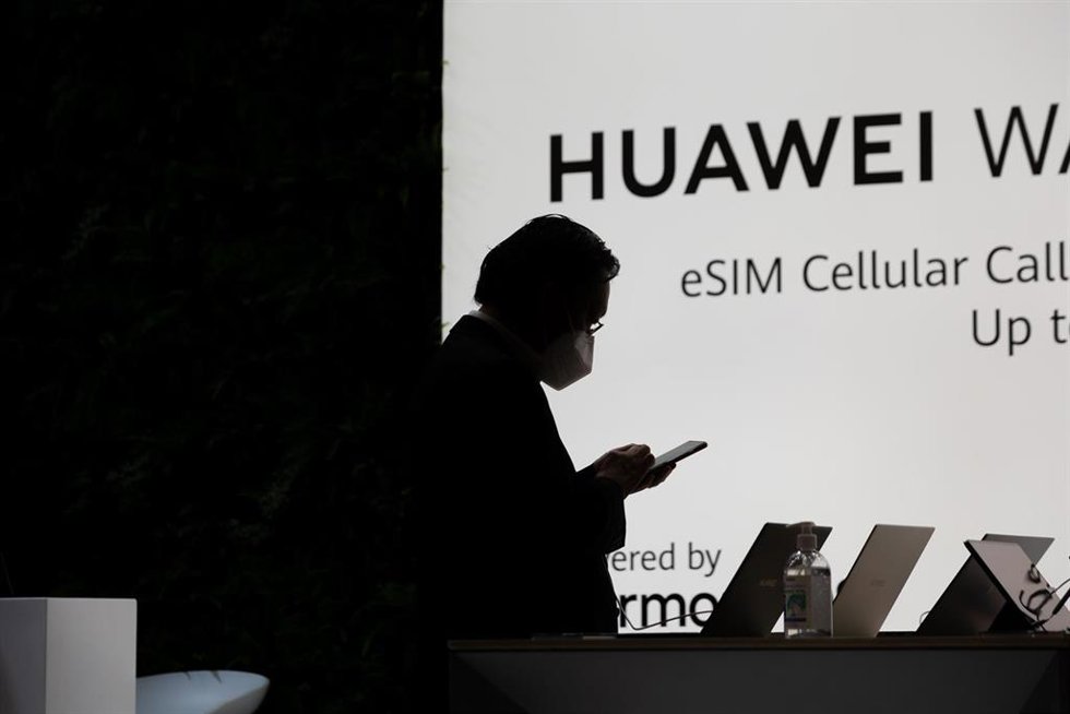 Archivo - Un asistente utiliza un teléfono móvil en las instalaciones de la segunda jornada de la XIV edición del Mobile World Congress (MWC 2021) en el recinto Gran Via de Fira de Barcelona, a 29 de junio de 2021, en L'Hospitalet de Llobregat, Barcelon