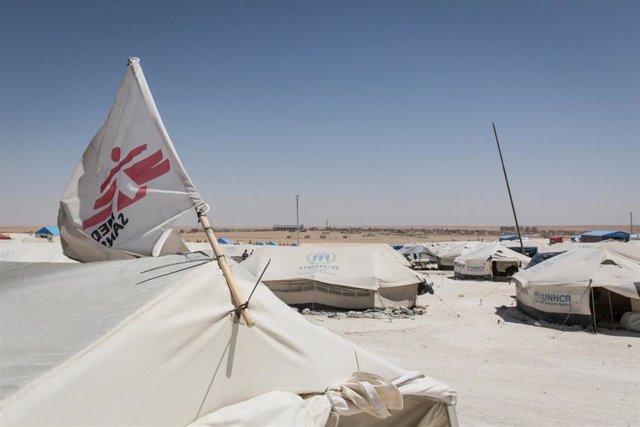 Archivo - Bandera de Médicos Sin Fronteras (MSF) en un campamento de desplazados en Siria