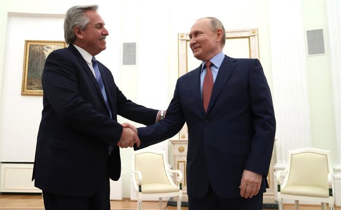 Imagen de archivo del presidente de Argentina, Alberto Fernández (I), junto con el presidente ruso, Vladimir Putin (D)