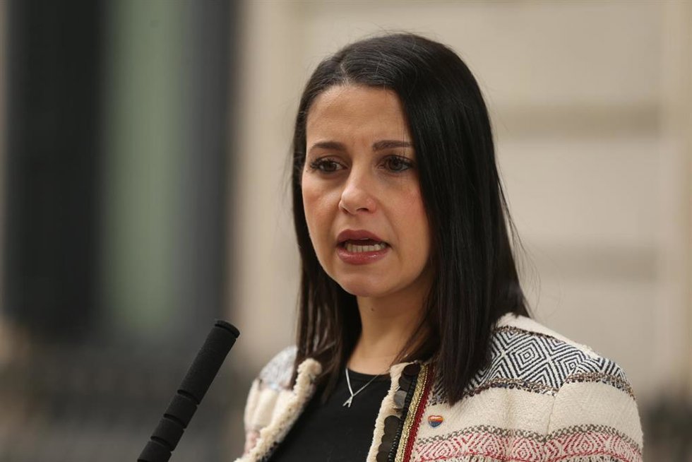 La líder de Cs, Inés Arrimadas, responde a los medios al mismo tiempo que se celebra una sesión plenaria, en el Congreso de los Diputados, a 24 de febrero de 2022, en Madrid (España).