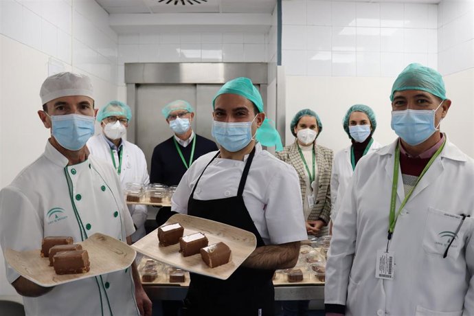 El jefe de cocina del Hospital Virgen de las Nieves, Fernando González, muestra sus postres