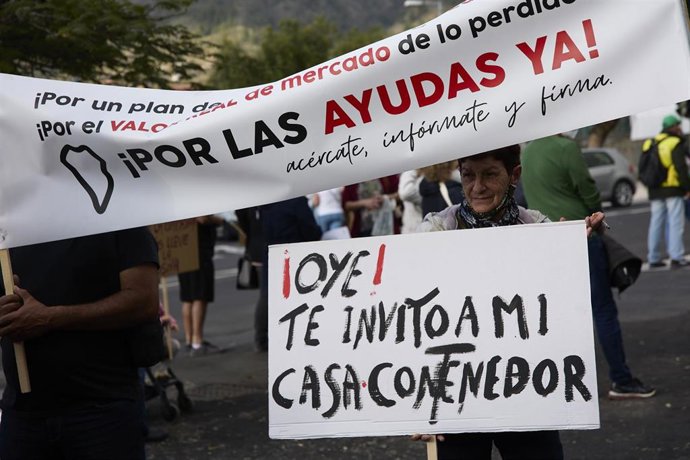Varias personas con carteles participan en una marcha para reivindicar  ''los derechos de las personas afectadas'' por la erupción volcánica de Cumbre Vieja, a 25 de febrero de 2022, en Los Llanos de Aridane, La Palma, Canarias (España). A pesar de la s