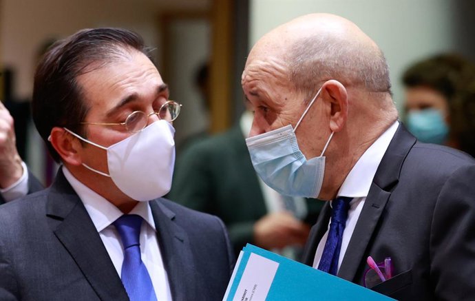 El ministre d'Afers exteriors, José Manuel Albares, amb el seu homleg de Frana, Jean-Yves Li Drian, durant una reunió a Brusselles