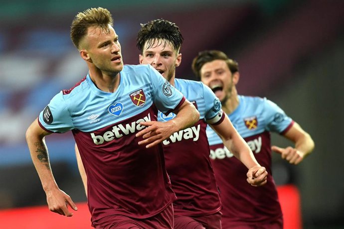 Archivo - El delantero del West Ham United Andriy Yarmolenko celebra un gol 'perseguido' por sus compañeros