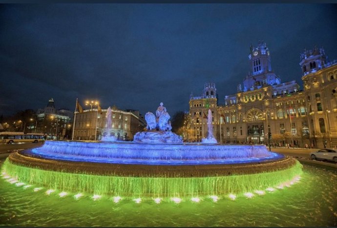 La fuente de Cibeles iluminada con los colores de la bandera de Ucrania.
