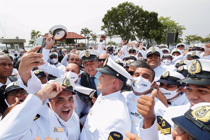 Archivo - HANDOUT - 10 September 2020, Brazil, Rio de Janeiro: Brazilian President Jair Bolsonaro celebrates with new police graduates after they finish their special qualification course to be promoted to Sergeants. Photo: Alan Santos/Brazilian Preside