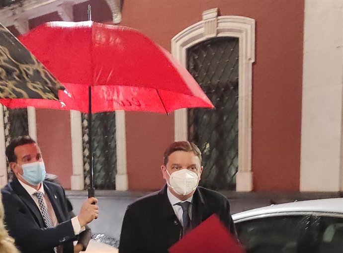 Luis Planas, a su llegada a Córdoba bajo la lluvia.