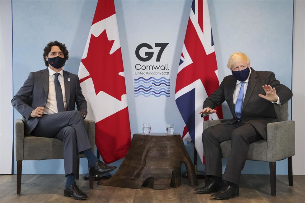 Archivo - Imagen de archivo del primer ministro de Canadá, Justin Trudeau (I), y el primer ministro británico, Boris Johnson (D)