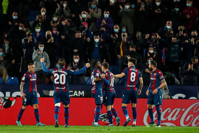 José Luis Morales celebra con sus compañeros el primer gol del Levante frente al Elche