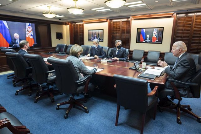 Archivo - El presidente de Estados Unidos, Joe Biden (D) durante un encuentro virtual con su homólogo ruso, Vladimir Putin (en pantalla)