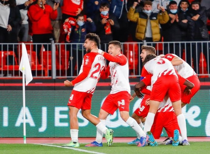 El Almería, líder provisional tras vencer al Fuenla