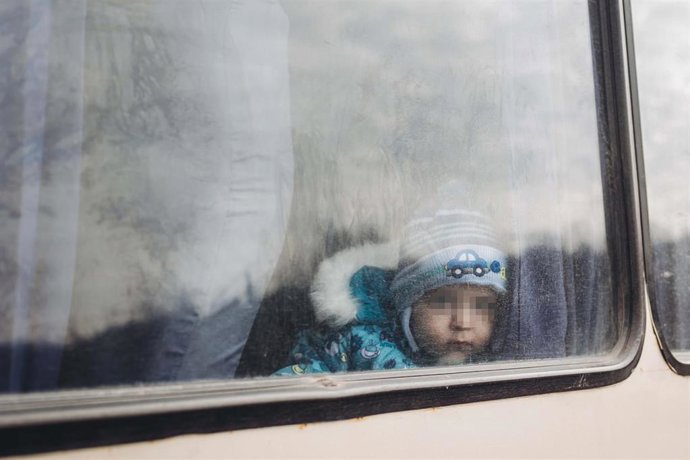 Un niño en un autobús en Lisichansk, a 24 de febrero de 2022, en Lisichansk, Oblast de Lugansk (Ucrania). 