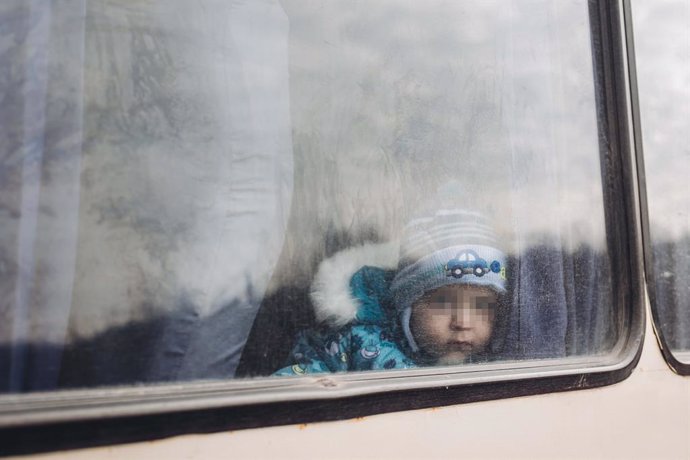 Un niño en un autobús en Lisichansk, a 24 de febrero de 2022, en Lisichansk, Oblast de Lugansk (Ucrania). Las autoridades de Ucrania han confirmado este jueves la muerte de cerca de 40 personas, entre ellos diez civiles, a consecuencia de la ofensiva mi