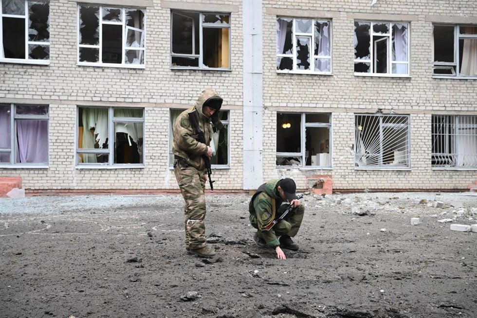 Un colegio con las ventanas rotas en Donetsk.