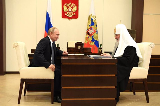 Archivo - El presidente de Rusia, Vladimir Putin, con el patriarca Kirill de Moscú y toda Rusia