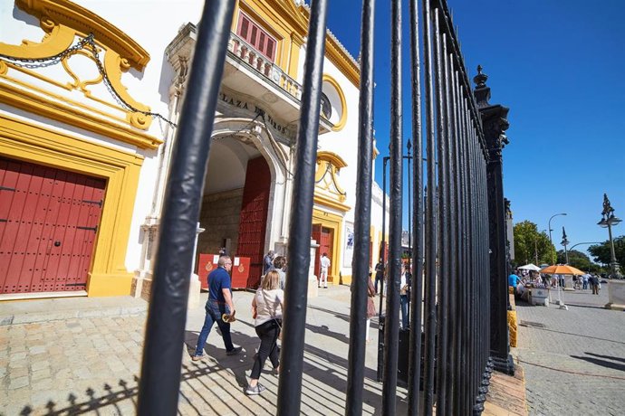 Archivo - Vista de la Puerta del Príncipe de la plaza de toros de la Real Maestranza de Caballería durante el primer festejo taurino de la Feria de San Miguel 2021 a 28 de septiembre de 2021, en Sevilla, España. (Foto de archivo).