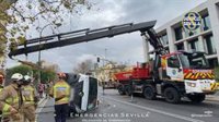 Heridos leves el conductor y el pasajero de una ambulancia al volcar por una colisión con un coche en Sevilla