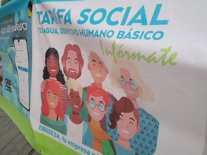 Cartel de una obra de Emasesa en la que informan sobre la tarifa social.