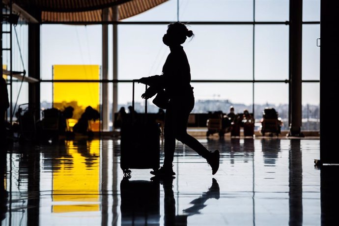 Archivo - Una mujer en la Terminal 4 del Aeropuerto Adolfo Suárez-Madrid Barajas, a 30 de diciembre de 2021, en Madrid, (España).