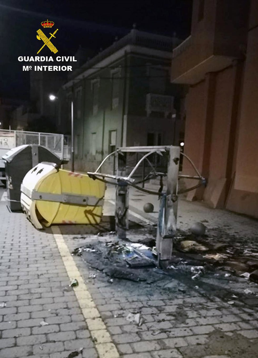 Archivo - Imagen de archivo de un contenedor incendiado
