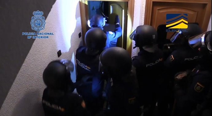 La Policí aNacional desarticula una organización que facilitaba documentos falsos a delincuentes para viajar a EEUU, Reino Unido e Irlanda.