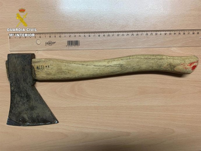 Hacha incautada por la Guardia Civil de A Coruña