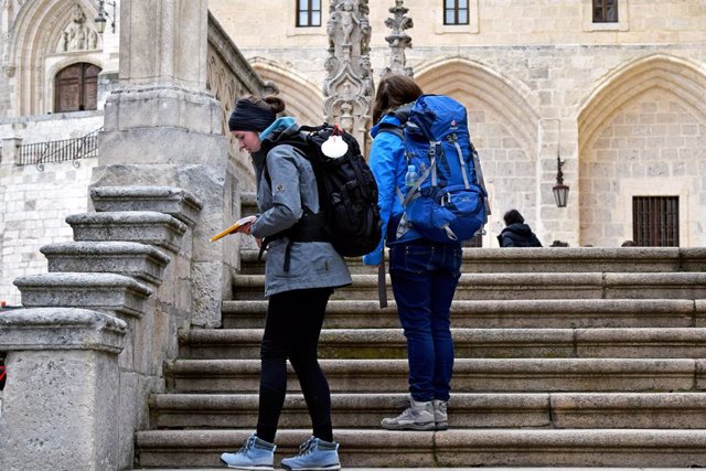 Archivo - Peregrinos del Camino de Santiago a su paso por la ciudad de Burgos