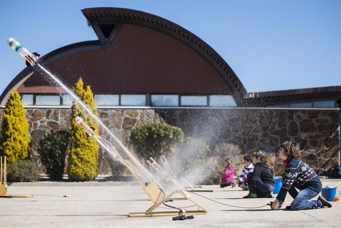 La única Escuela de Cohetes de España está en Yebes y acaba de llegar a los mil proyectiles construidos y lanzados.